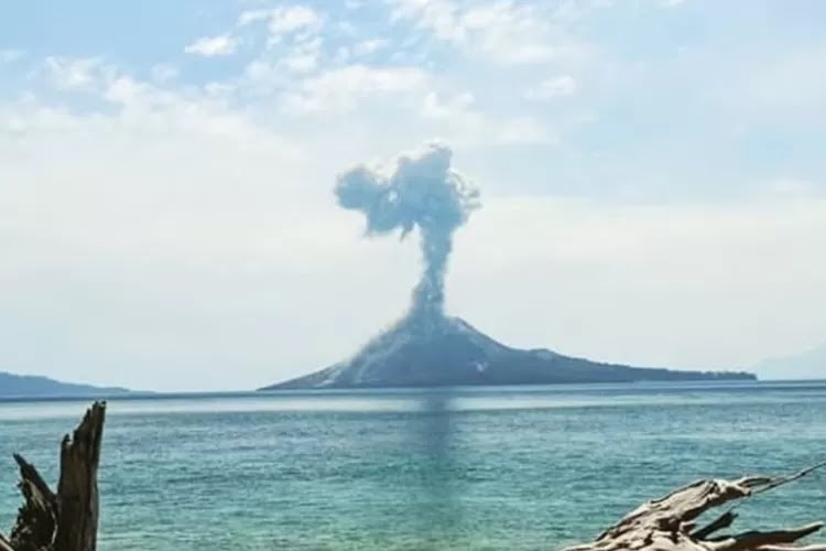 Erupsi Gunung Anak Krakatau (Sinpo.id/Kabarfajar)
