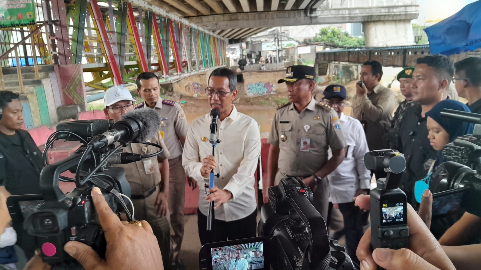 Pj Gubernur DKI Jakarta Heru Budi Hartono saat tinjau normalisasi Sungai Ciliwung (Sinpo.id/ Khaerul Anam)
