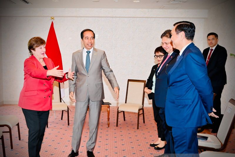 Presiden Jokowi bertemu Direktur Pelaksana Dana Moneter Internasional (IMF) Kristalina Georgieva di Hiroshima, Jepang, Sabtu, 20 Mei 2023. (SinPo.id/Biro Pers Sekretariat Presiden)