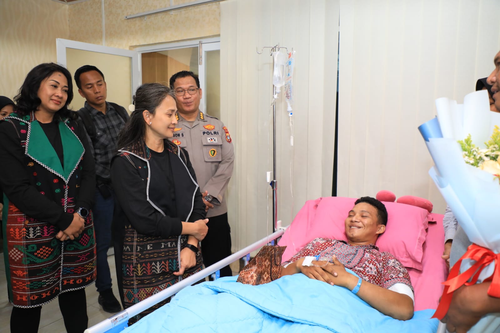 Istri Kapolri, Julianti Sigit menjenguk pasien RS Bhayangkara (Sinpo.id/Div Humas Polri)