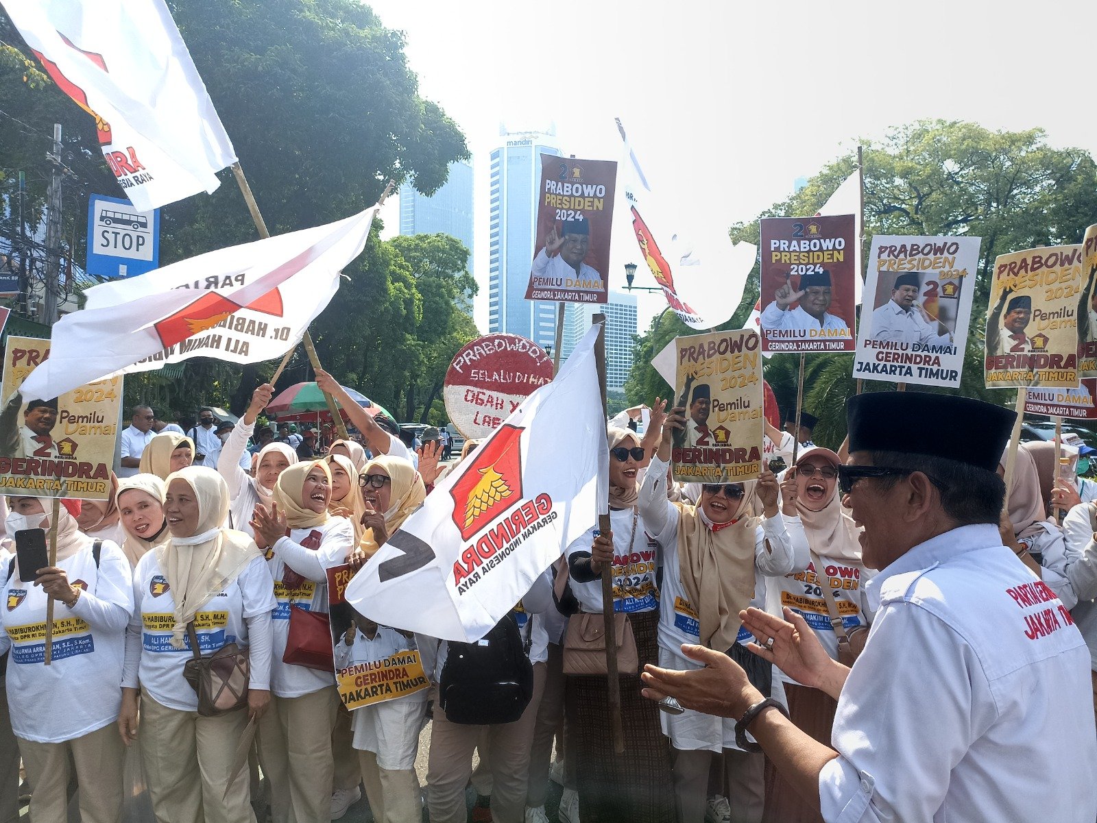 Kader dan simpatisan Partai Gerindra meramaikan kegiatan pendaftaran bakal caleg yang dilakukan Partai Gerindra di Kantor KPU pada Sabtu, 13 Mei 2023. (SinPo.id/Sigit Nuryadin)