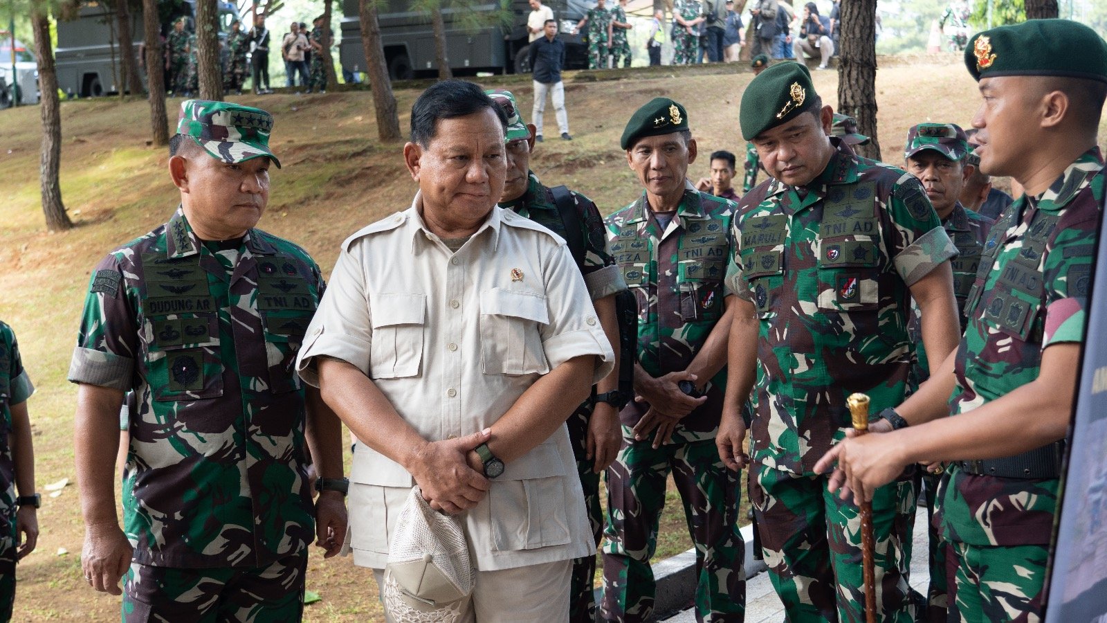 Kasad dampingin Menhan Prabowo tinjau Infanteri 330 (Sinpo.id/Puspenad)