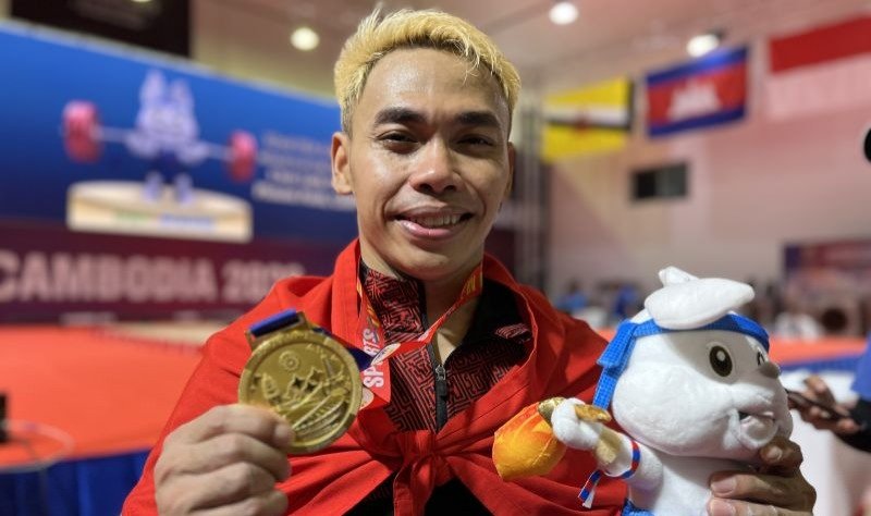 Lifter Indonesia Eko Yuli Irawan berpose usai menenangkan medali emas di cabang angkat besi 61 kg putra di SEA Games 2023 Kamboja, Sabtu, 13 Mei 2023. (SinPo.id/Antara)