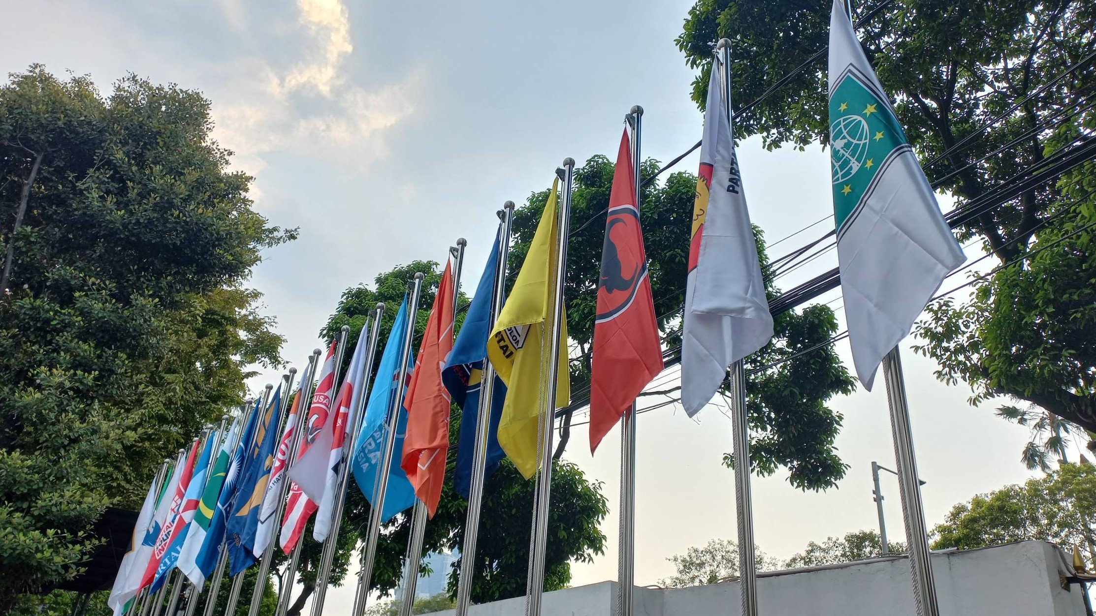 Bendera parpol di KPU (SinPo.id/ Khaerul Anam)