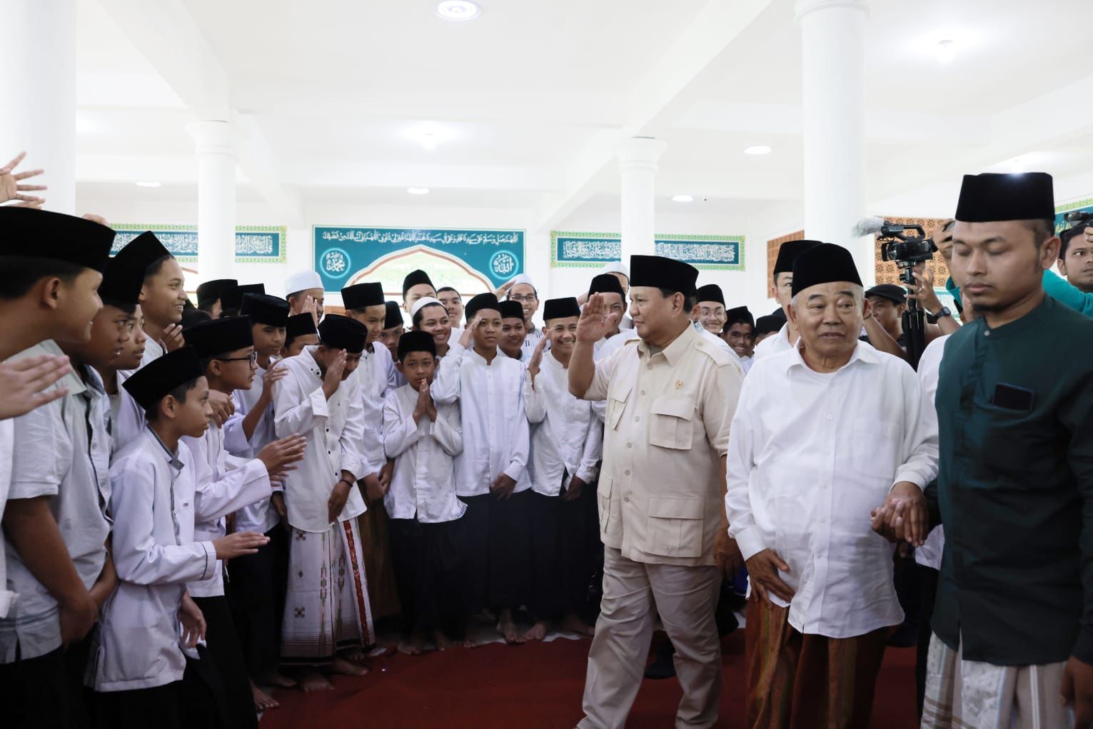 Prabowo disambut para santri Ponpes Amanatul Ummah (Sinpo.id/Tim Media)