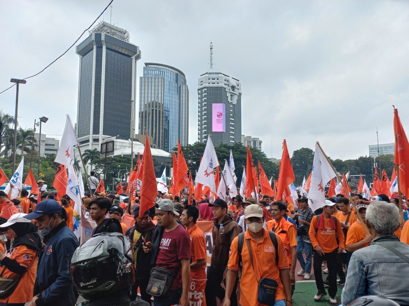 Ribuan buruh menggelar aksi demonstrasi dalam peringatan Hari Buruh Internasional 2023 di Patung Kuda, Jakarta pada 1 Mei 2023. (SinPo.id/Khaerul Anam)