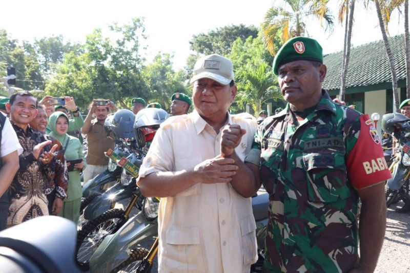 Menhan Prabowo Subianto saat menyerahkan 40 unit sepeda motor operasional Babinsa Kodim 1067/Sumbawa, NTB pada Minggu, 28 Mei 2023. (SinPo.id/Kemenhan)