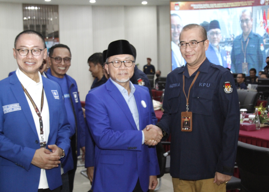 Ketua Umum PAN Zulkifli Hasan mendaftarkan anggotanya 580 kursi untuk Bacaleg DPR RI di KPU (Ashar/SinPo.id)