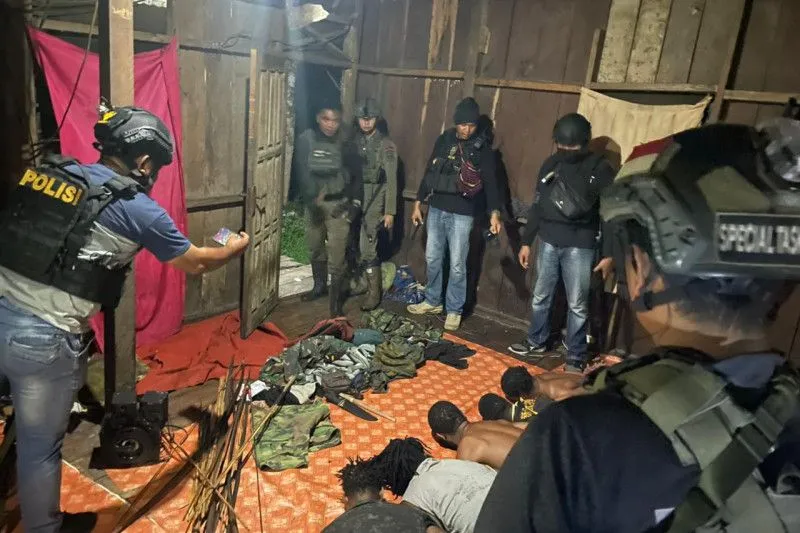 Satgas Damai Cartenz menggerebek rumah yang jadi gudang senjata KKB (Sinpo.id/Div Humas Polri)