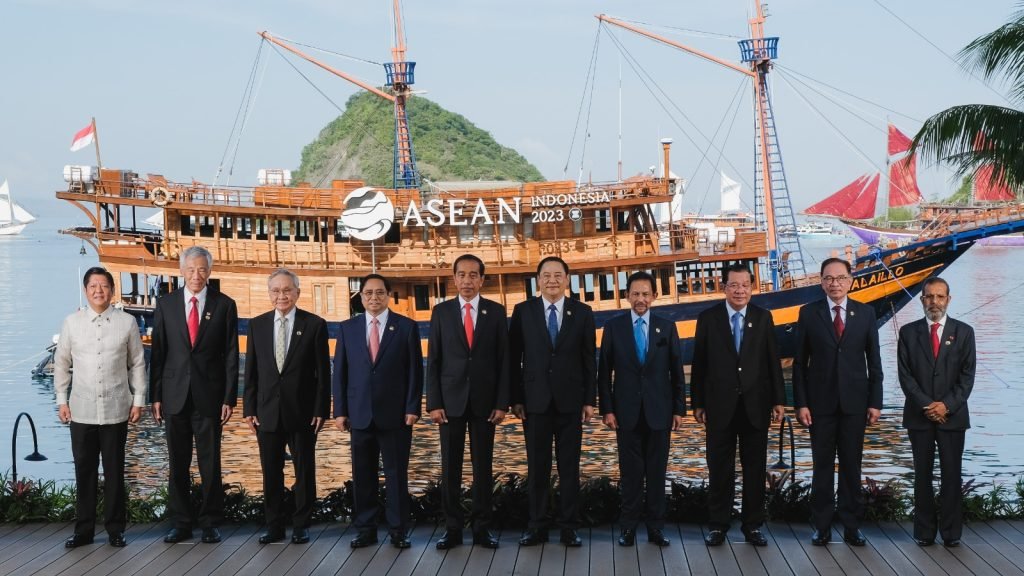 Presiden Joko Widodo bersama para delegasi negara-negara peserta KTT ASEAN (Sinpo.id/Setkab)