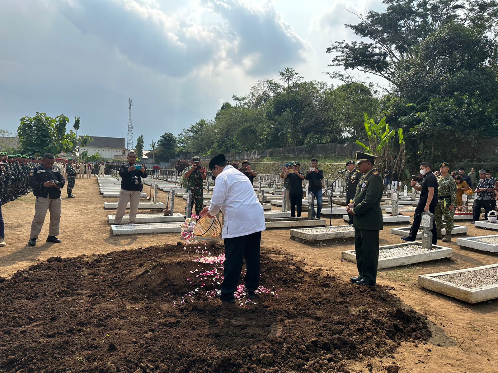 Menhan Prabowo Subianto saat hadir di pemakaman Mayjen TNI (purn) Mulclis Anwar (SinPo.id/ Tim media Prabowo)