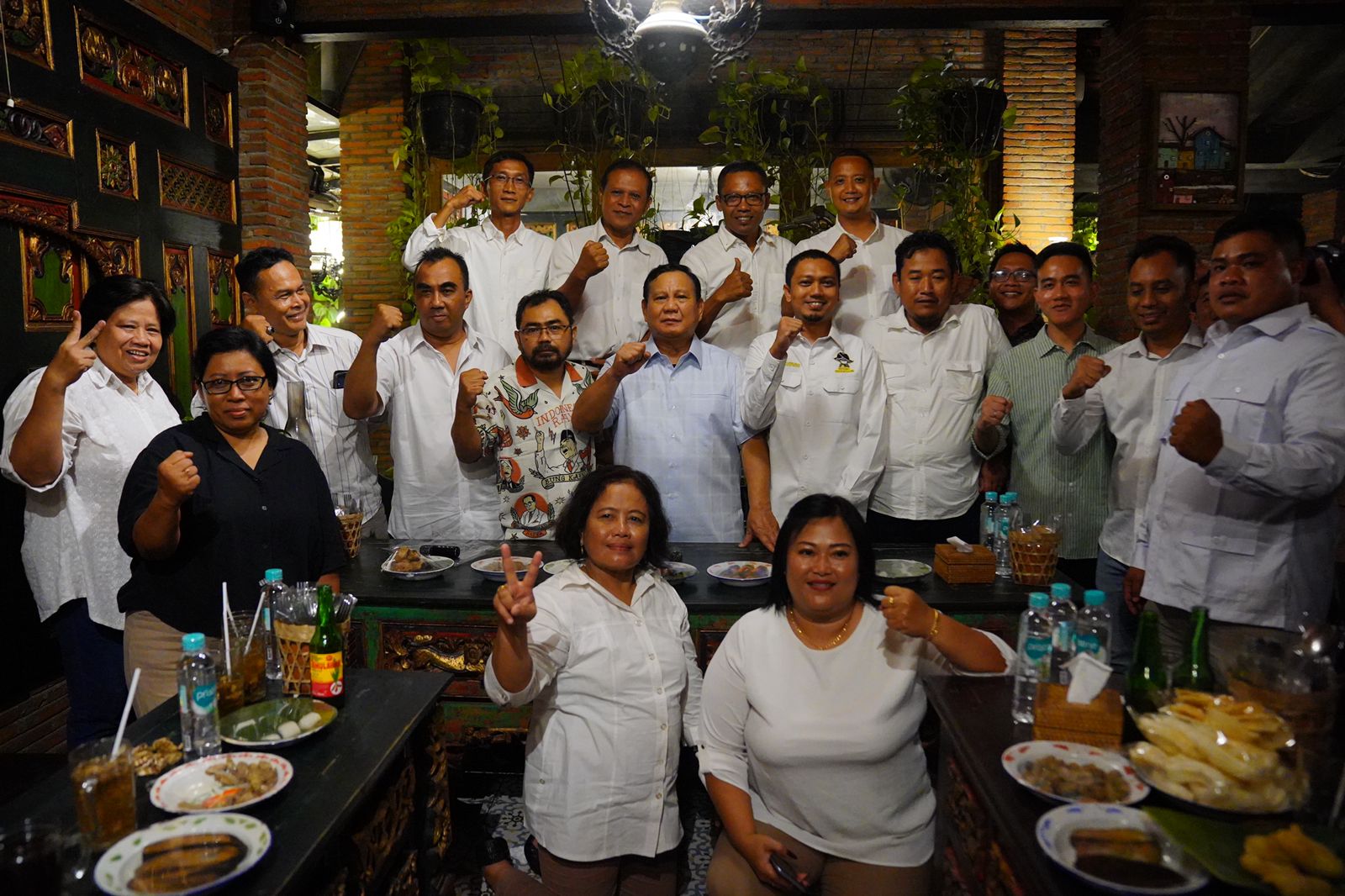 Ketua Umum Partai Gerindra didampingi Wali Kota Solo Gibran Rakabuming Raka menemui relawan Jokowi (Ashar/SinPo.id)