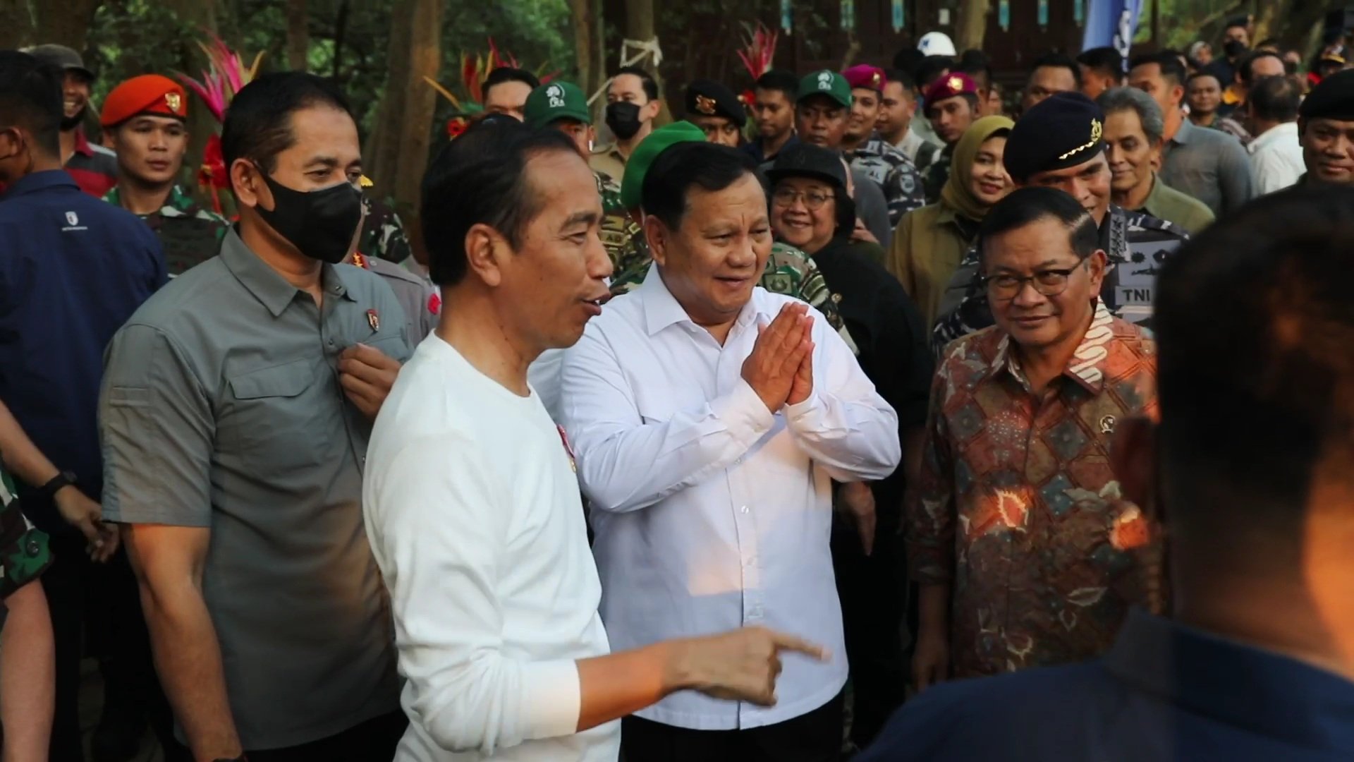 Kebersamaan Prabowo dan Jokowi saat menanam mangrove (Sinpo.id/Tim Media)