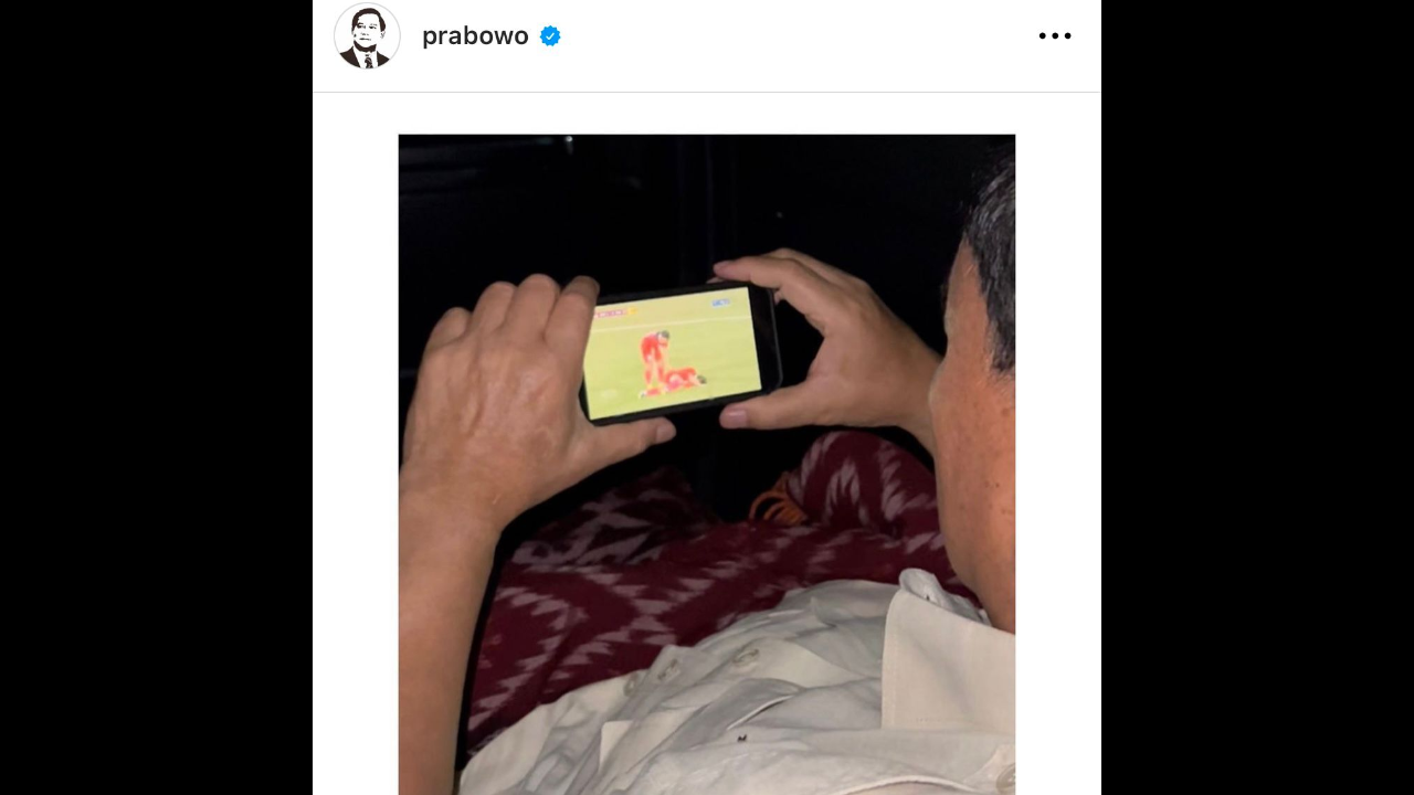 Momen Prabowo nonton Timnas U-22 melalui ponsel (SinPo.id/ Instagram)