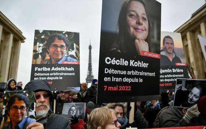 Puluhan orang berunjuk rasa di Paris untuk menuntut pembebasan dua warga negara Prancis yang ditahan di Iran. (SinPo.id/AFP)