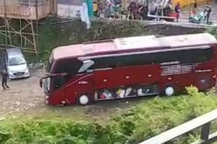 Kecelakaan bus masuk jurang di Tegal (istimewa)