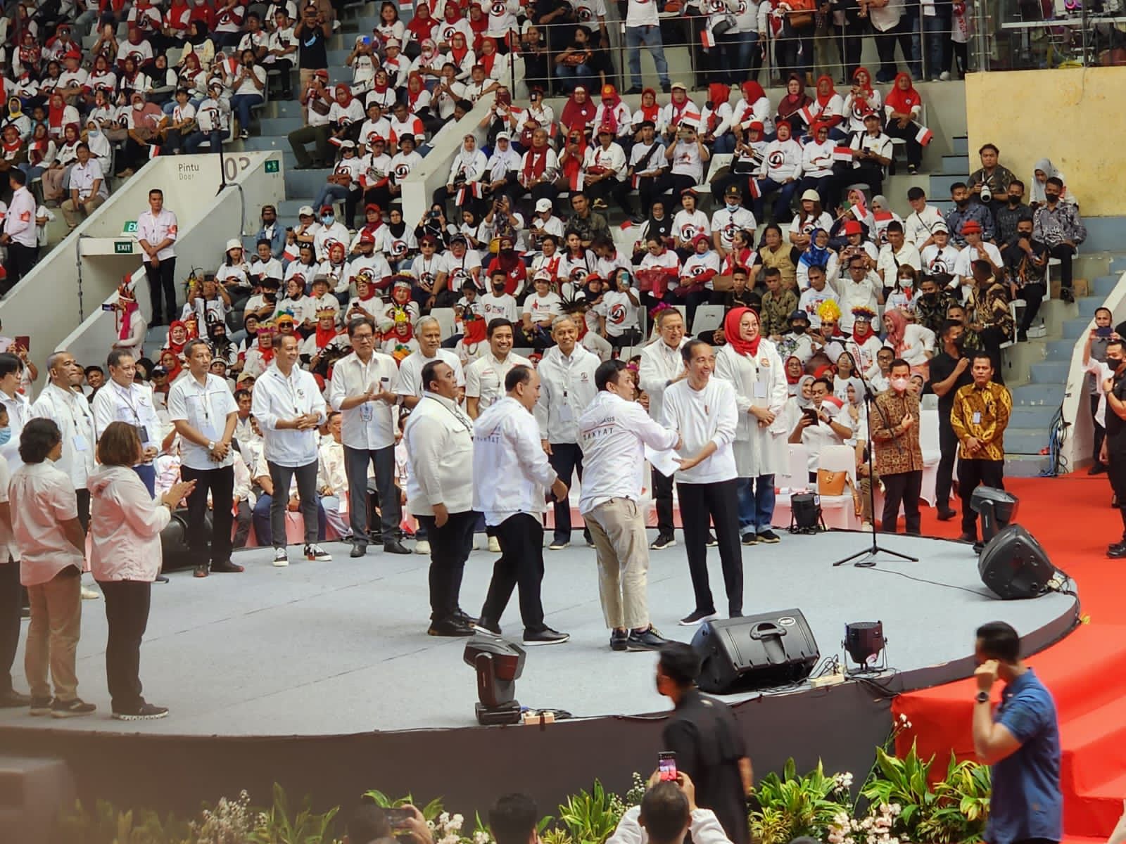 Presiden Joko Widodo menerima amplop berisi nama capres yang didukung Musra (Sinpo.id/Youtube)