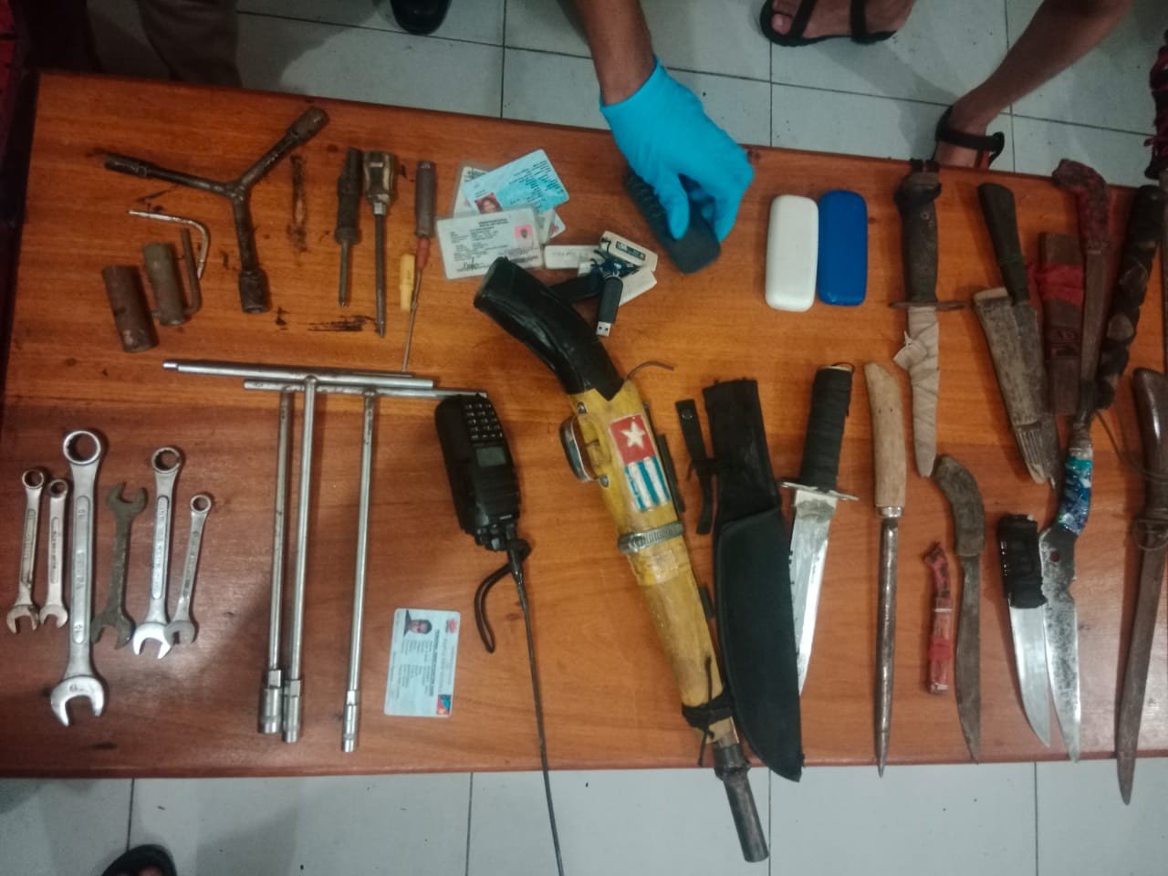Barang bukti senjata milik KKB (SinPo.id/ Humas Polri)