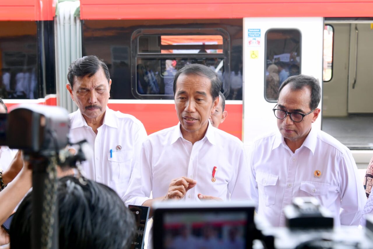 Ilustrasi. Presiden Joko Widodo meninjau fasilitas di Stasiun Rammang-Rammang, Kabupaten Maros pada Rabu, 29 Maret 2023. (SinPo.id/BPMI Setpres)