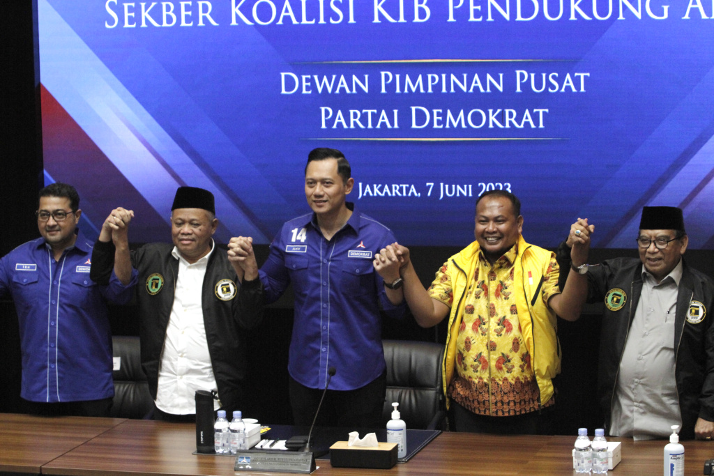 Ketua Umum Partai Demokrat Agus Harimurti Yudhoyono (AHY) menerima kunjungan Sekber KIB Relawan Anies untuk mendukung Cawapres Anies Baswedan (Ashar/SinPo.id)