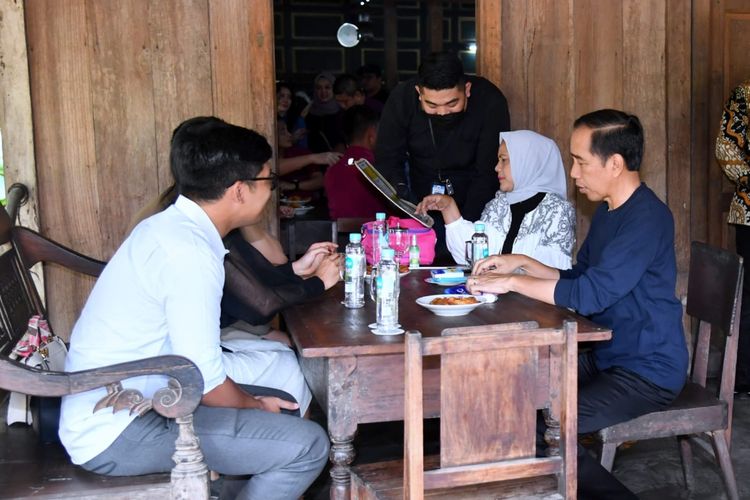 Presiden Jokowi dan Ibu Iriana Joko Widodo saat menikmati sajian kuliner di Warung Kopi Klotok yang ada di Jalan Kaliurang, Kabupaten Sleman, DIY pada Sabtu, 3 Juni 2023.(SInPo.idD/Dok. Setpres)