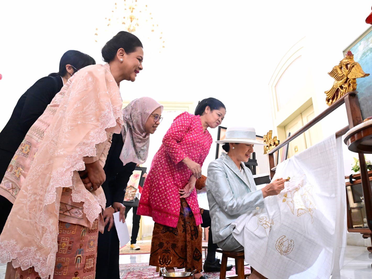 Ibu Iriana dan Permaisuri Masako saat mencoba membuat batik motif “Pisan Balen”, di Istana Kepresidenan Bogor, Jawa Barat, Senin (19/06/2023). (Foto: BPMI Setpres/Muchlis Jr)