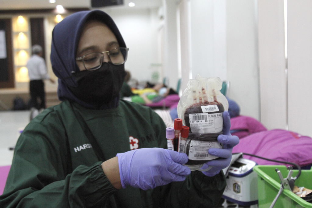 Warga mengikuti donor darah yang diadakan PMI DKI Jakarta yang bertepatan Hari Donor Darah Sedunia (Ashar/SinPo.id)