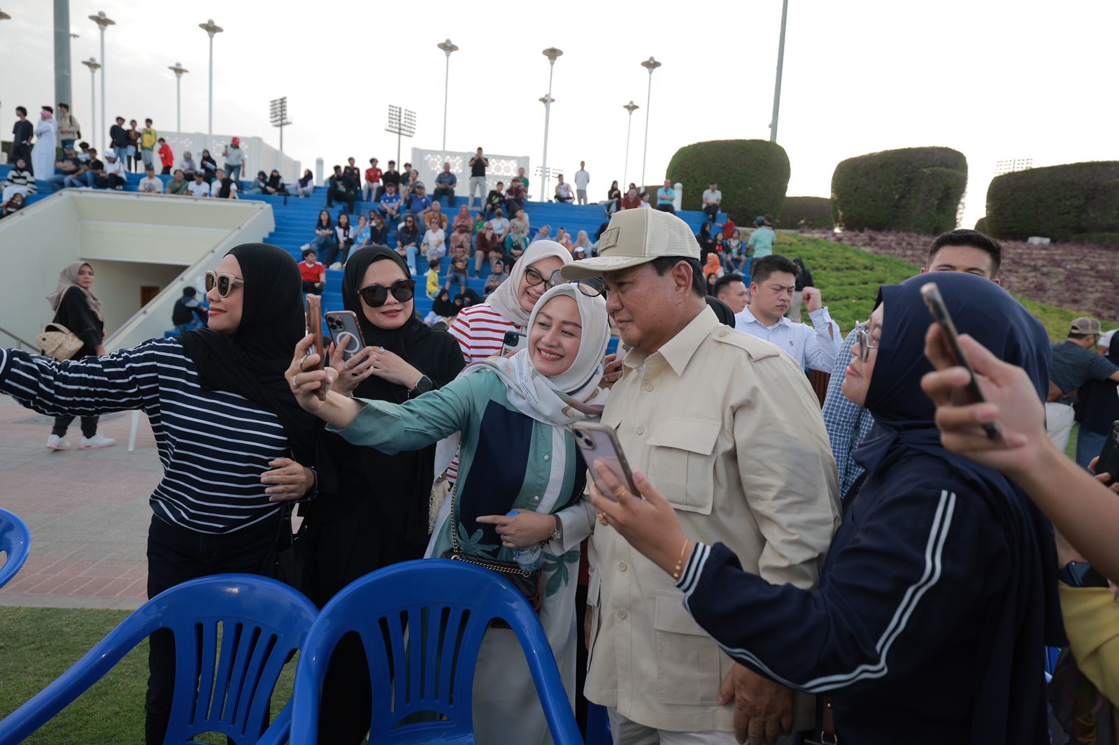 Prabowo diajak selfie dengan ibu-ibu WNI di Qatar (Sinpo.id/Tim Media)