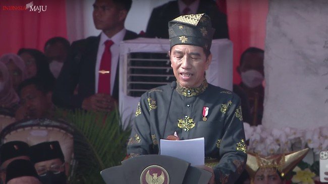 Presiden Joko Widodo (Jokowi) memimpin upacara Hari Kelahiran Pancasila di Monas dengan memakai pakaian adat Kesultanan Deli. (Tangkapan layar youtube Sekretariat Presiden)