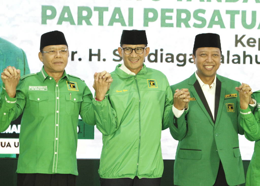 Plt Ketua Umum PPP Muhammad Mardiono meresmikan Menparekraf Sandiaga Salahuddin Uno menjadi Anggota PPP (Ashar/SinPo.id)