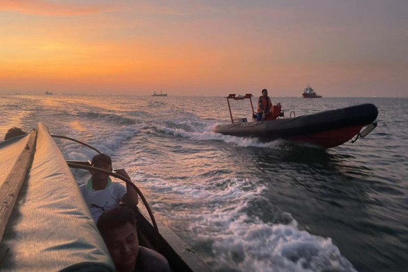 Kapal Sea Reader milik Baharkam Polri saat mengamankan kapal pancung yang membawa enam orang PMI secara tidak resmi di perairan Batam. (SinPo.id/Baharkam Polri)