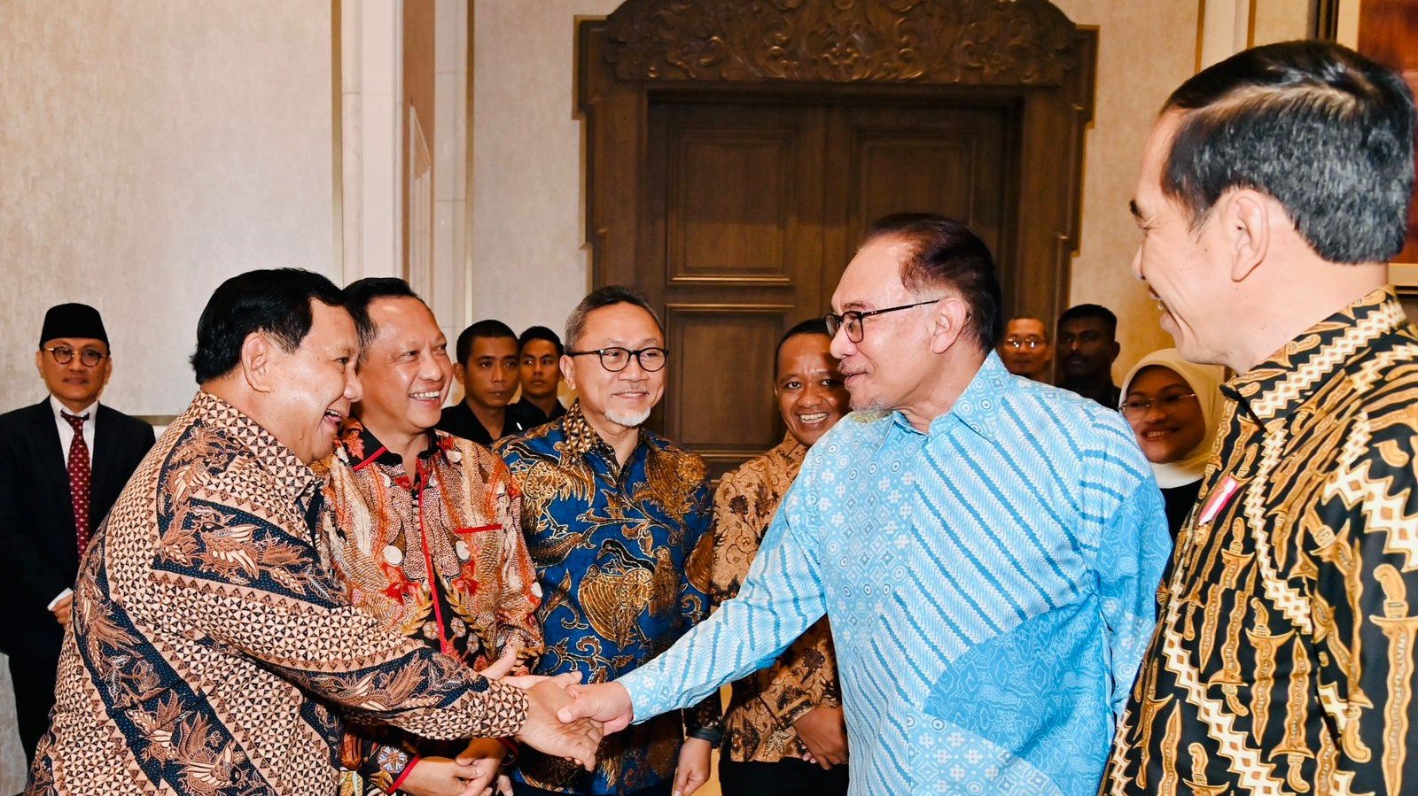Momen saat Menhan Prabowo dampingi Presiden Jokowi bertemu PM Malaysia Anwar Ibrahim (SinPo.id/ Tim Media Prabowo)