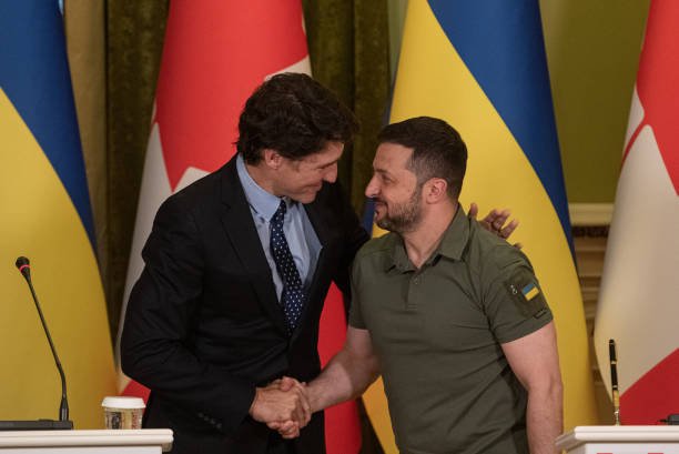 Pertemuan PM Canada, Justin Trudeau dengan Presiden Ukraina, Zelenskyy (Sinpo.id/Getty Images)
