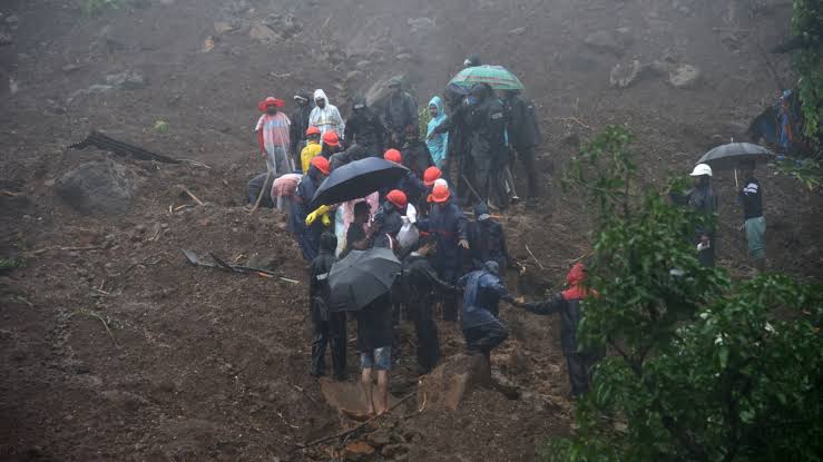 Para petugas terus mencari korban yang tertimbun longsor di India Barat (Sinpo.id/Sky News)