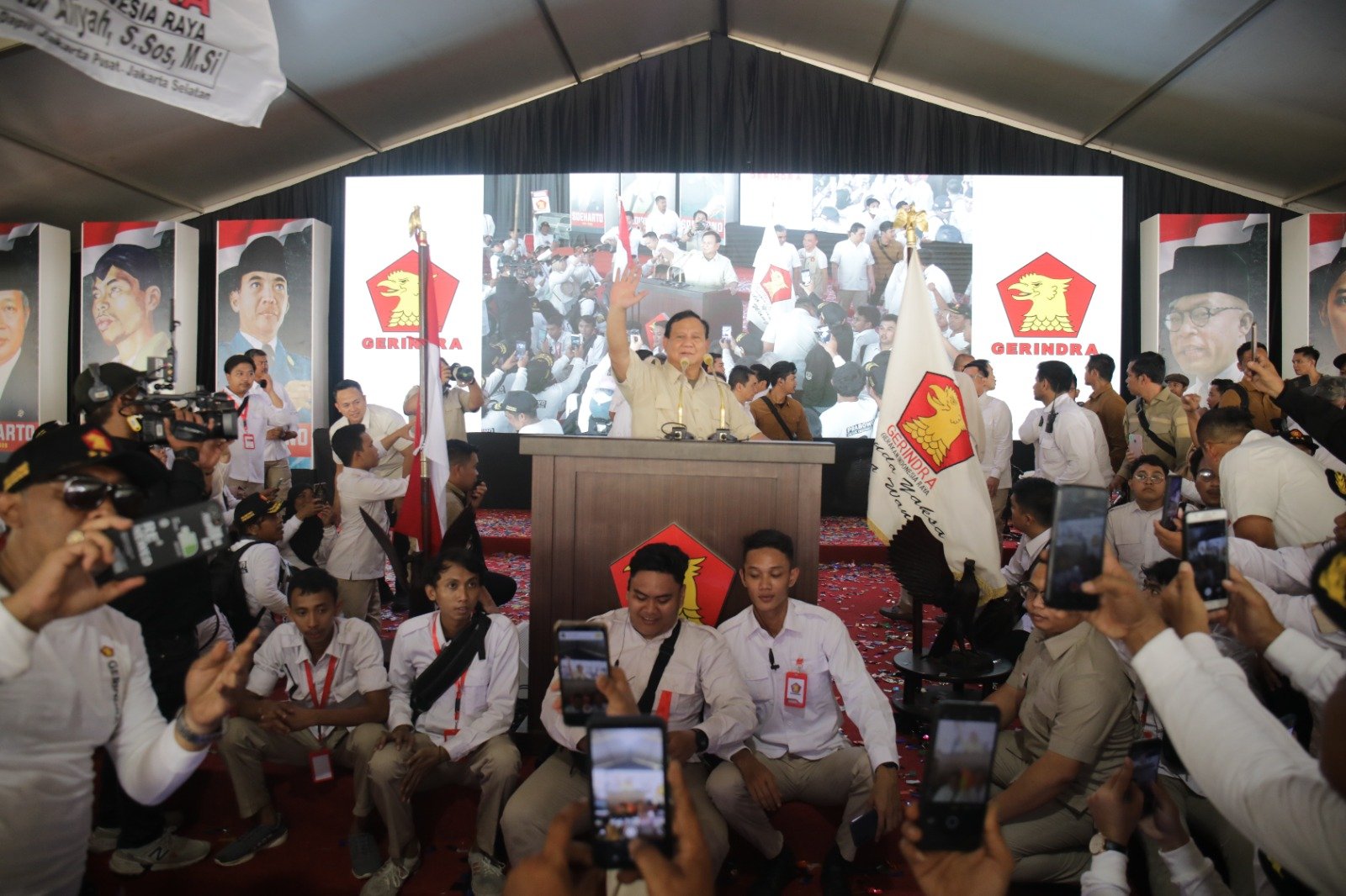 Prabowo berfoto bersama para kader Gerindra Jakarta (Sinpo.id/Ashar)