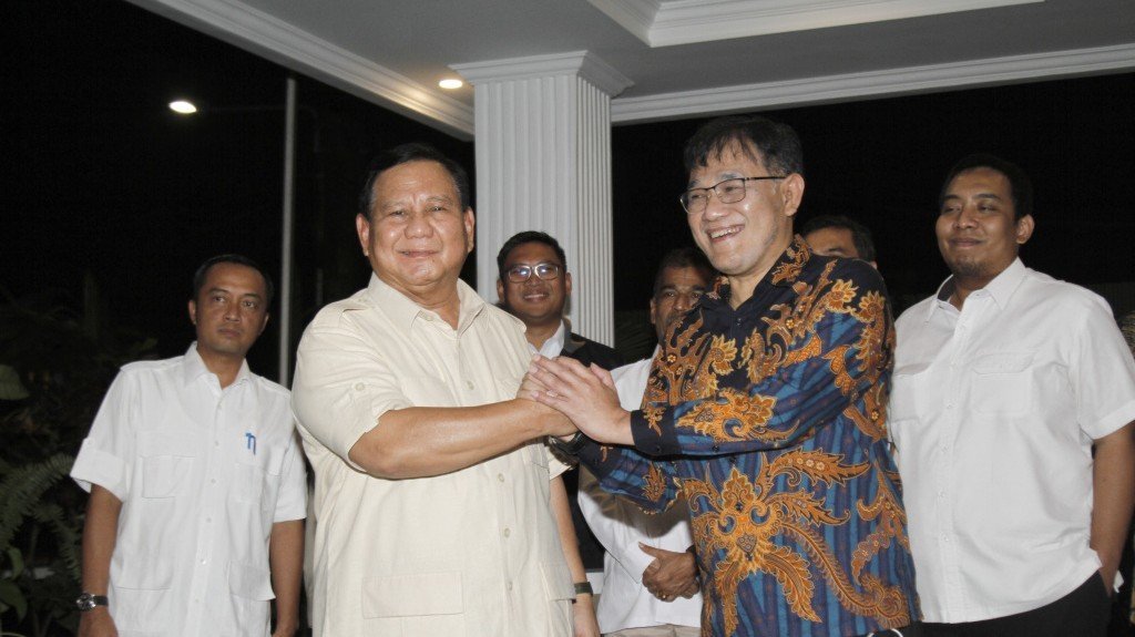 Politisi PDIP Budiman Sudjatmiko saat bertandang ke kediaman Prabowo Subianto (SinPo.id/ Ashar)