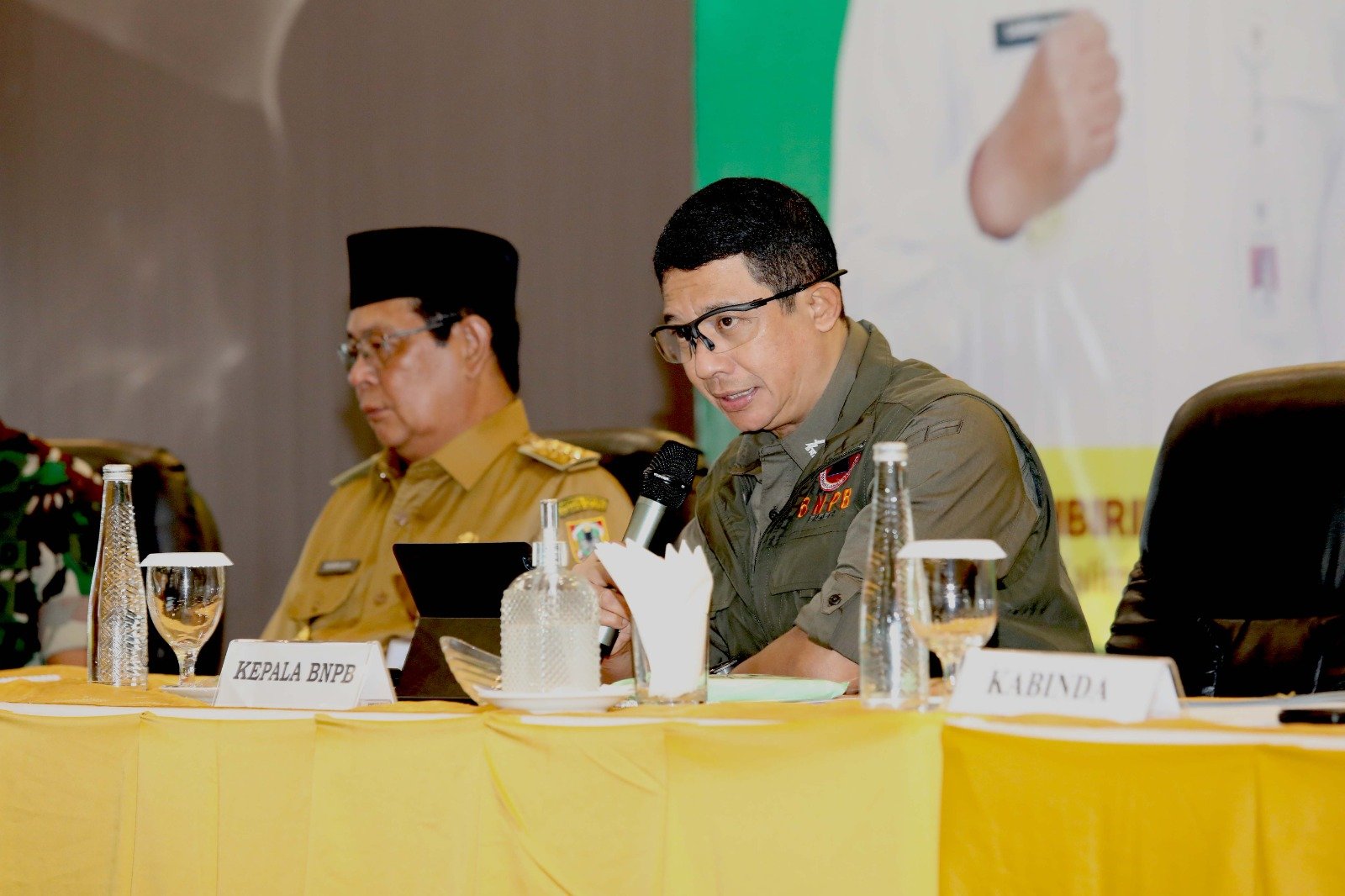 Kepala BNPB Letjen TNI Suharyanto (kemeja hijau dengan rompi) saat memberikan arahan pada Rapat Koordinasi Kebakaran Hutan dan Lahan Provinsi Kalimantan Selatan Tahun 2023, pada Selasa 25 Juli 2023