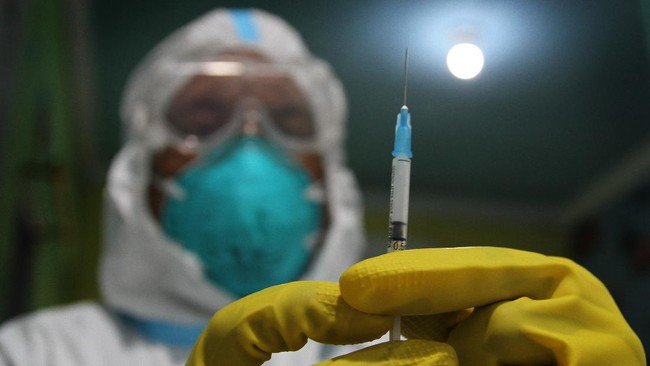 Ilustrasi. Petugas kesehatan mempersiapkan vaksin Covid-19 saat simulasi pelayanan vaksinasi di Puskesmas Kemaraya, Kendari, Sulawesi Tenggara. (SinPo.id/Antara)