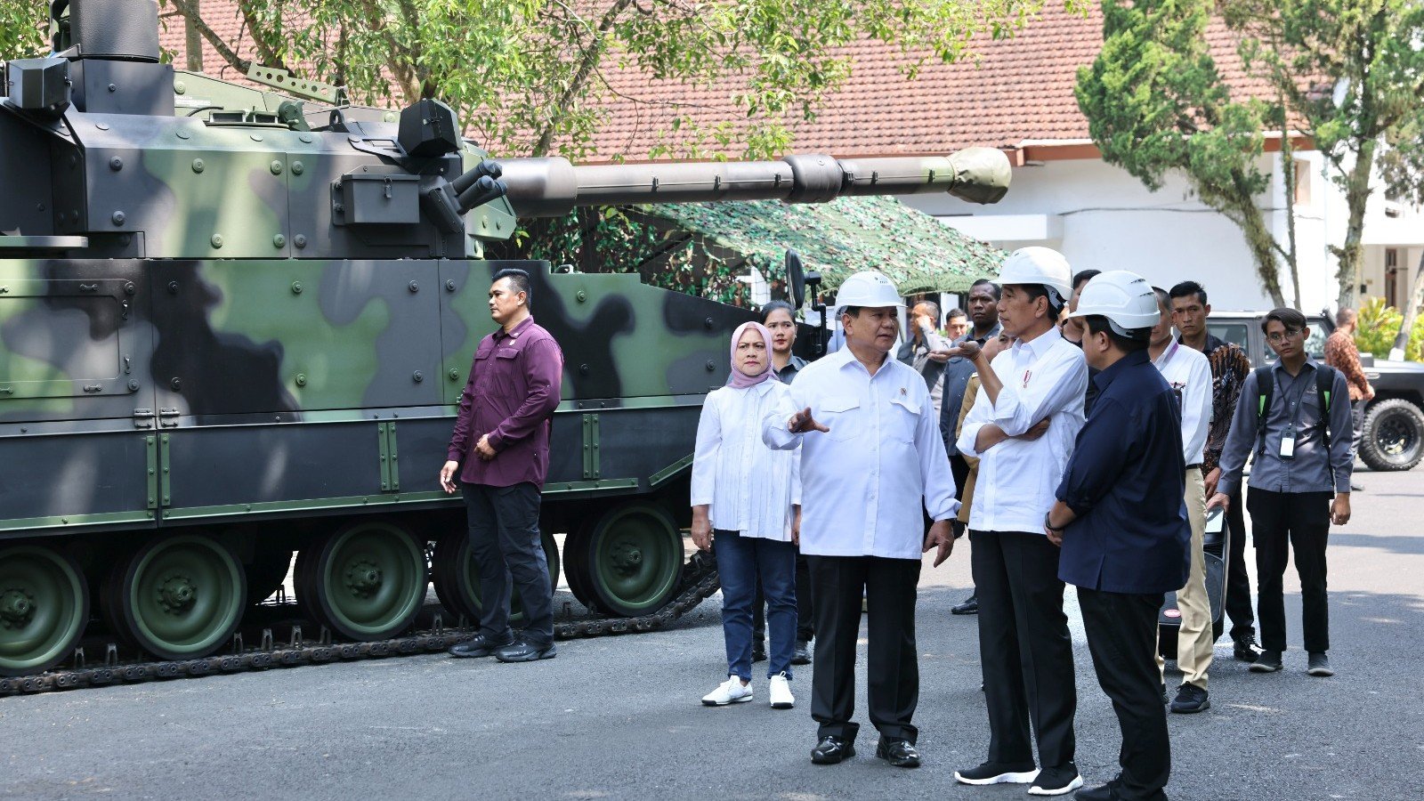 Presiden Joko Widodo bersama Prabowo Subianto saat mengunjungi PT. Pindad (SinPo.id/ Tim Media Prabowo)