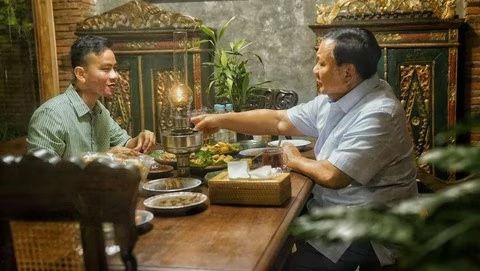 Prabowo bertemu Gibran di salah satu angkringan di Solo, Jateng pada 19 Mei 2023 malam. (SinPo.id/Tim Media)