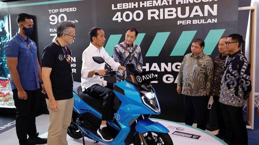 Presiden Joko Widodo saat menjajal motor listrik (SinPo.id/ Reuters)