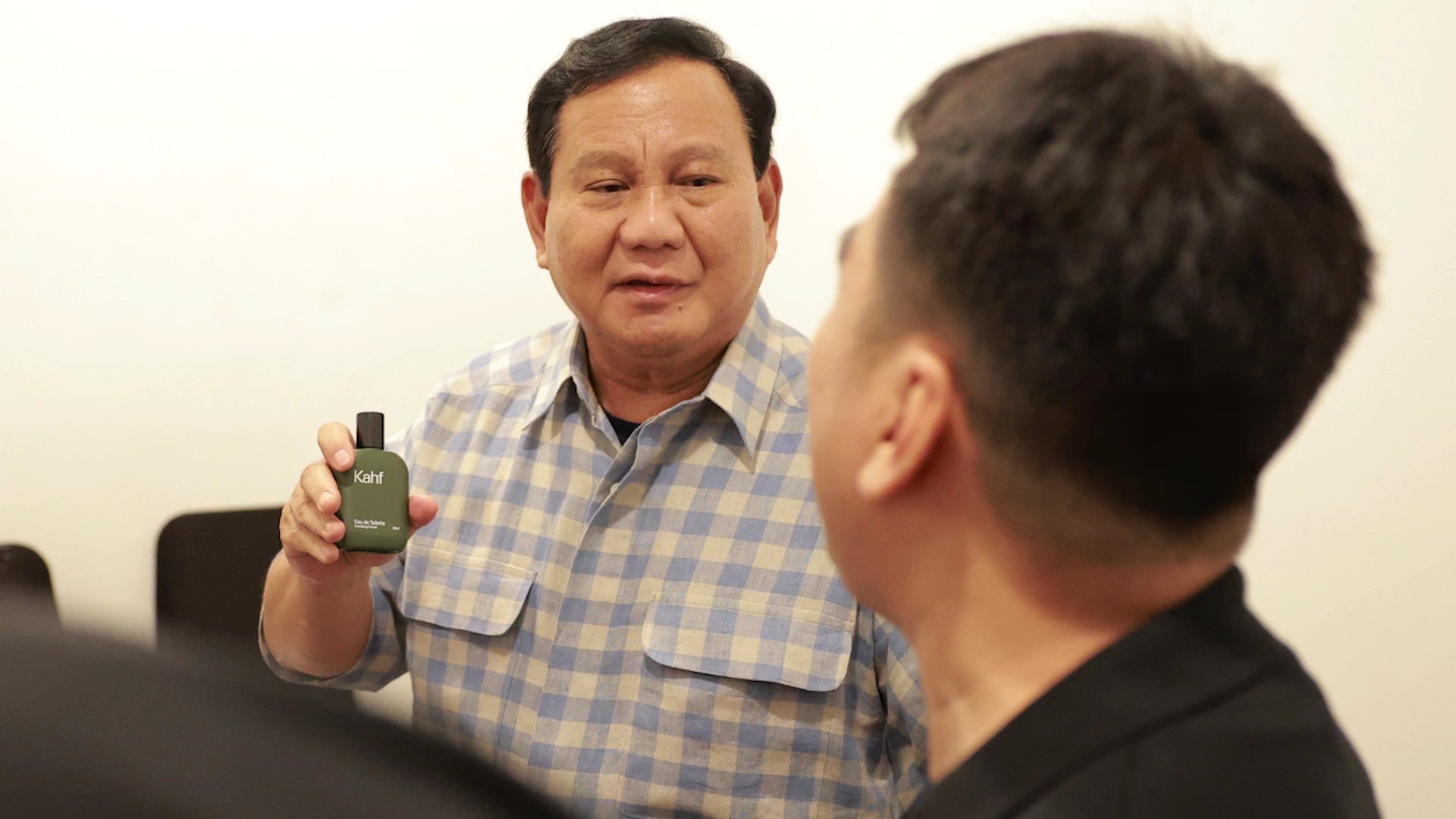 Parfum buatan lokal yang dicoba Prabowo (Sinpo.id/Tim Media)