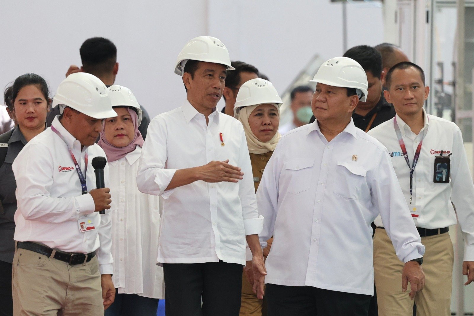 Presiden Jokowi dan Menhan Prabowo Subianto saat meninjau PT Pindad di Malang Jawa Timur (SinPo.id/Ist)tim media Prabowo