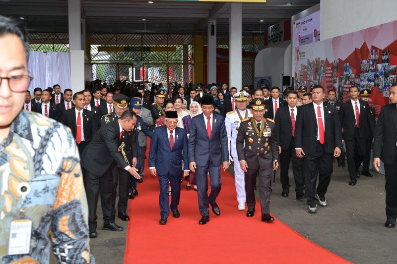 Presiden Joko Widodo bersama Wapres Ma'ruf Amin menghadiri Upacara Peringatan Hari Bhayangkara di Stadion Gelora Bung Karno, Jakarta pada Sabtu, 1 Juli 2023. (SinPo.id/BPMI Setwapres)