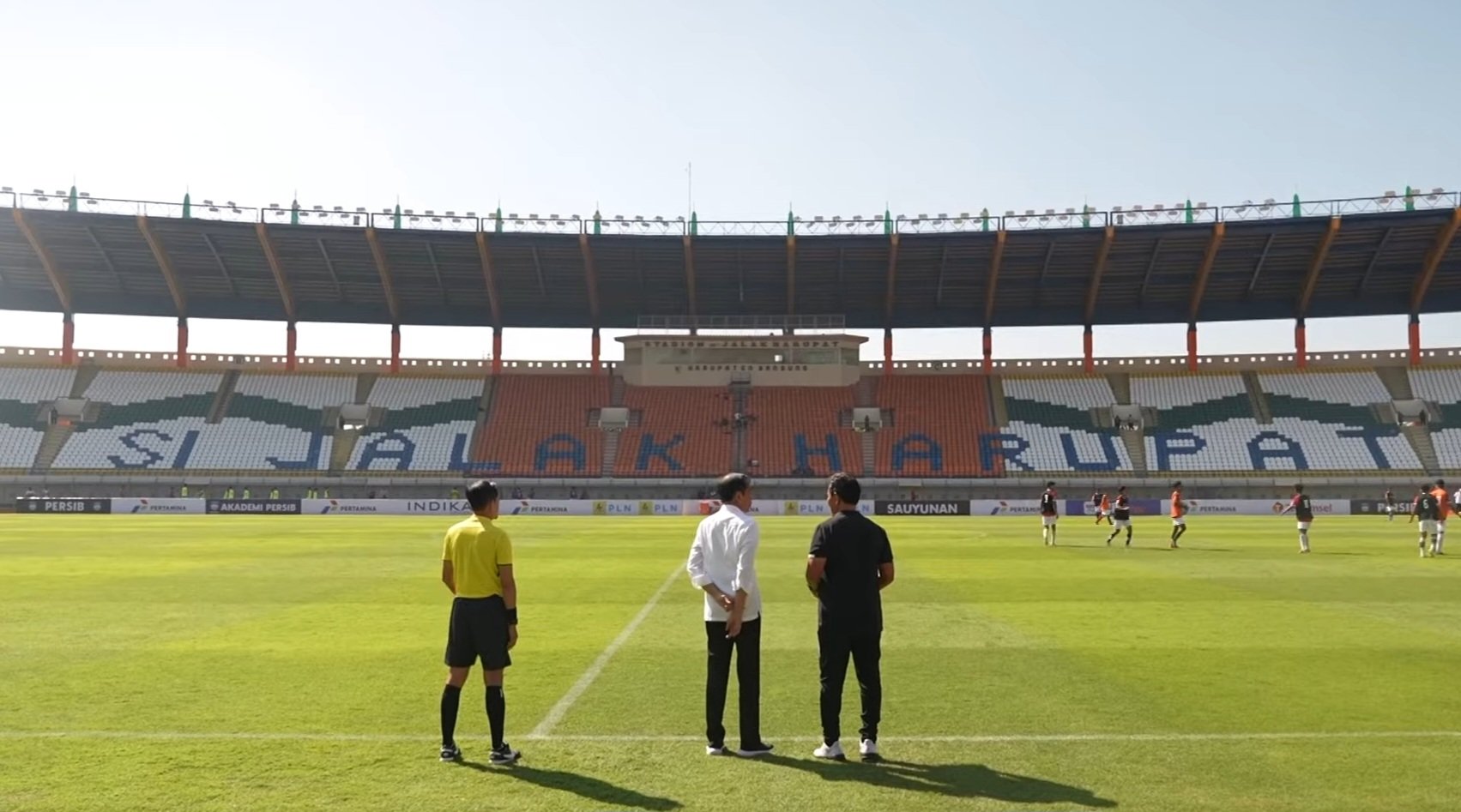 Jokowi saat meninjau Stadion Si Jalak Harupat (Sinpo.id/BPMI Setpres)