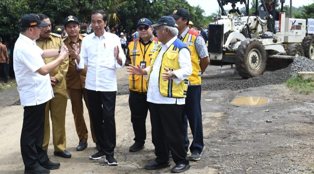 Presiden Jokowi saat meninjau pembangunan infrastruktur di Bengkulu (SinPo.id/ Setpres)