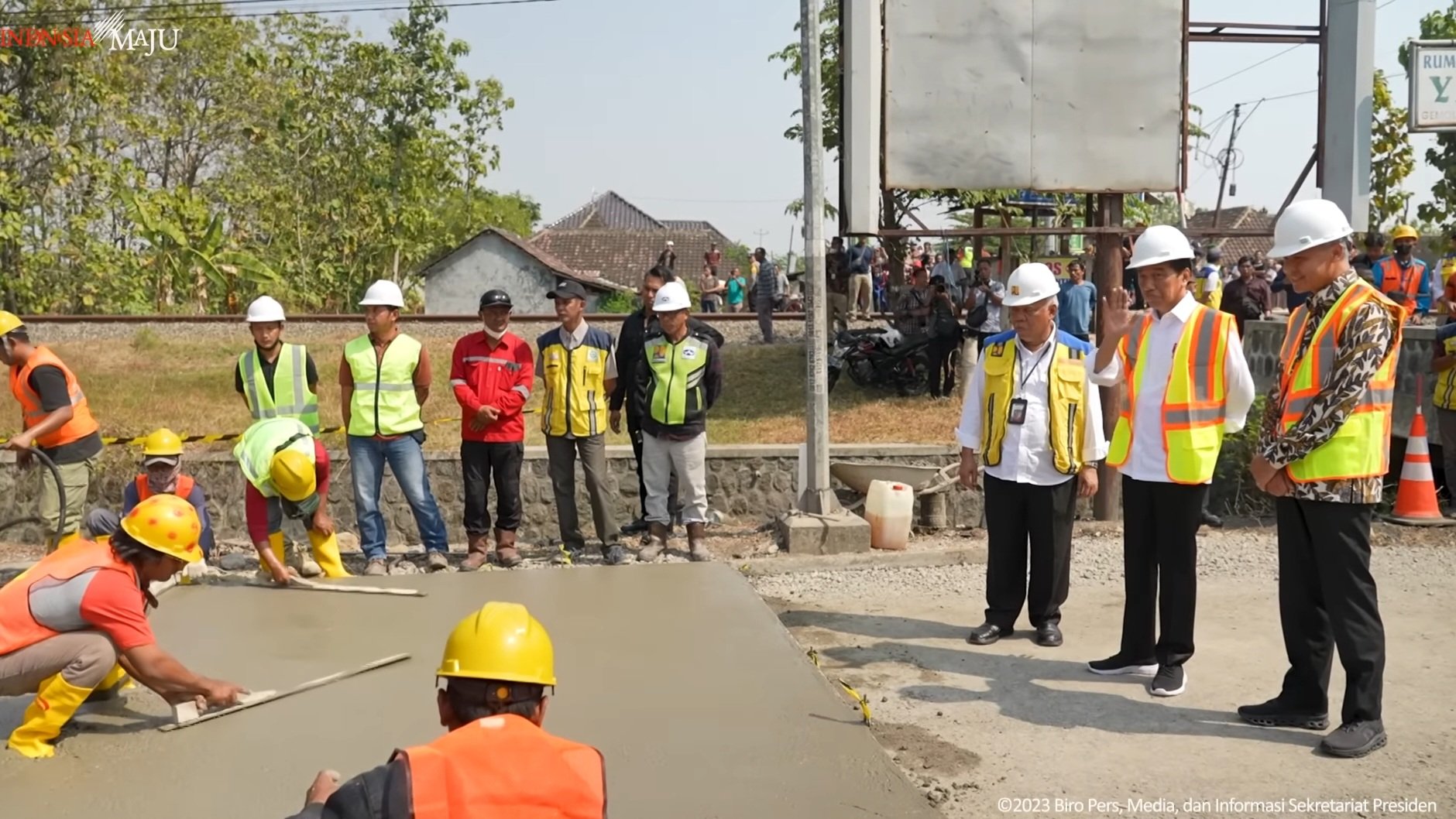 Jokowi awasi proses perbaikan jalan Surakarta (Sinpo.id/Setkab)