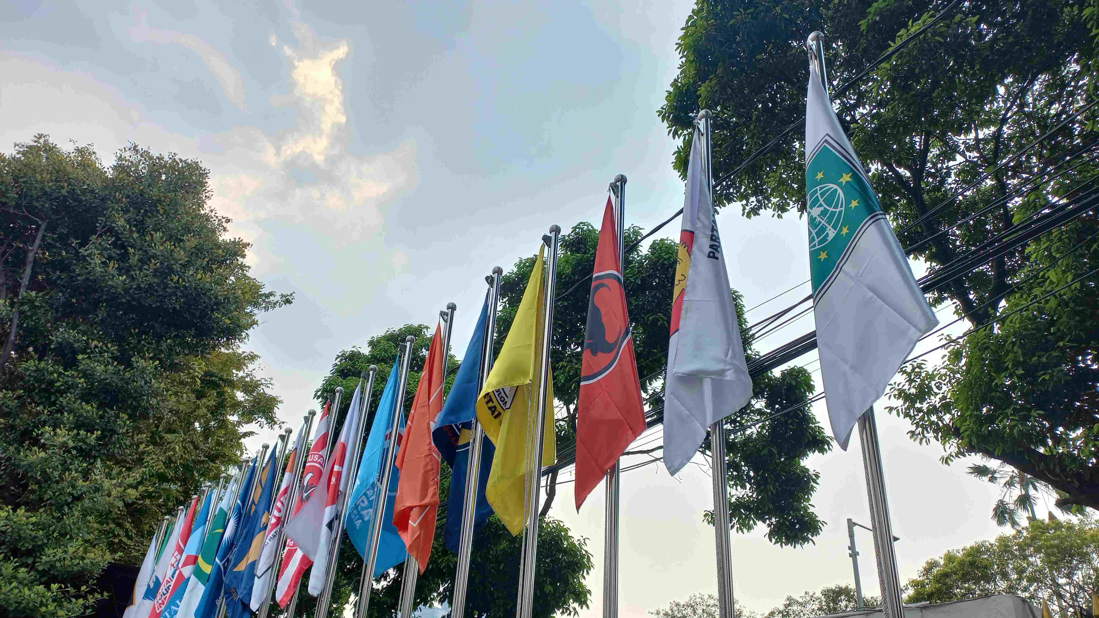 Bendera parpol di KPU (SinPo.id/ Khaerul Anam)
