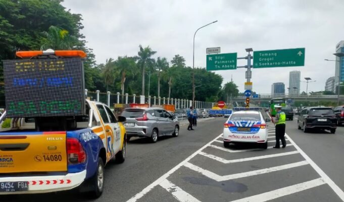 Lalu lintas di depan gedung DPR/MPR (SinPo.id/ NTMC Polri)