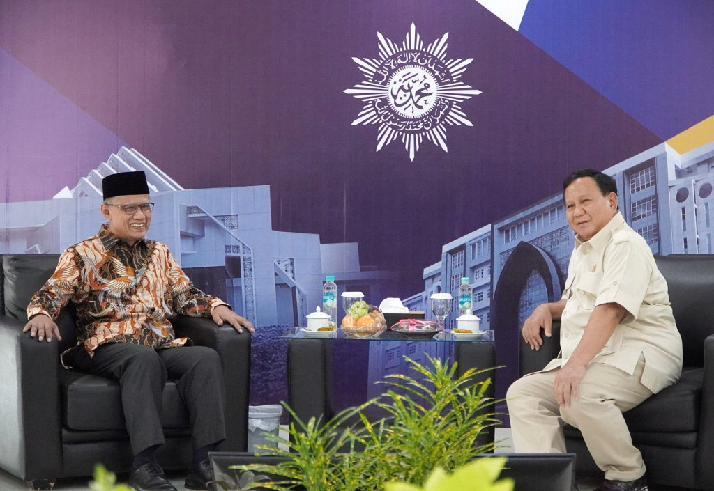 Menhan Prabowo Subianto bertemu Ketua Umum PP Muhammadiyah Haedar Nashir di Universitas Ahmad Dahlan bahas kerja sama Teknologi Rudal (Ashar/SinPo.id)